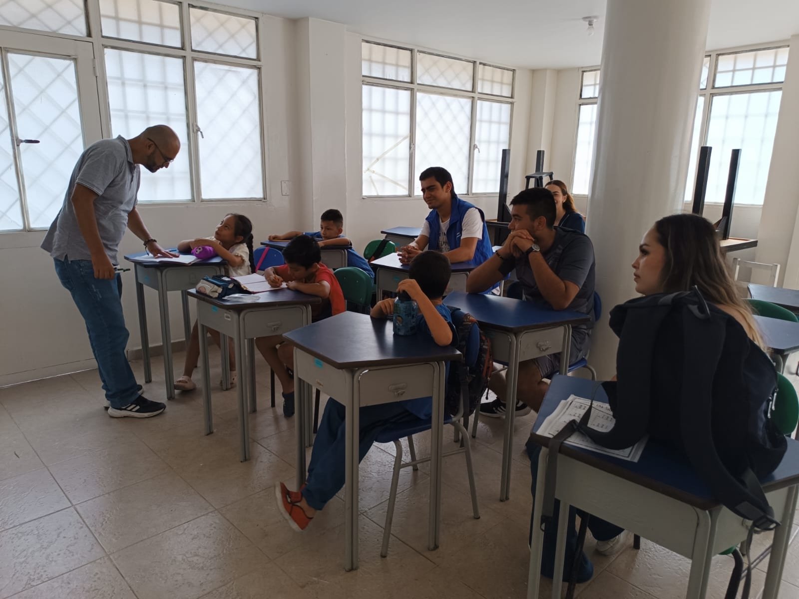 Docente acompañando a niños en el aula de la Casa del Niño