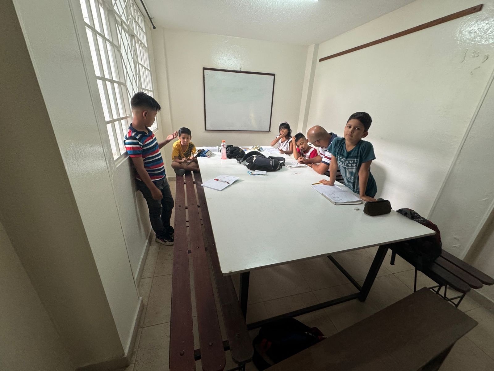 Niños estudiando en grupo alrededor de una mesa