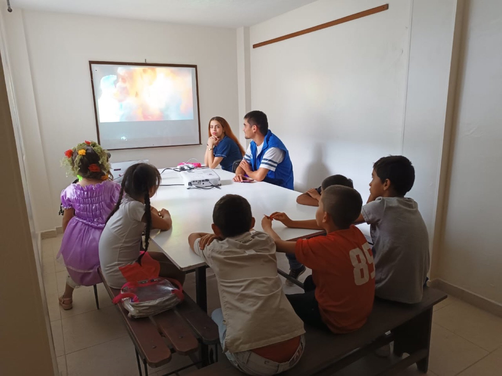 Voluntarios y niños en un taller audiovisual