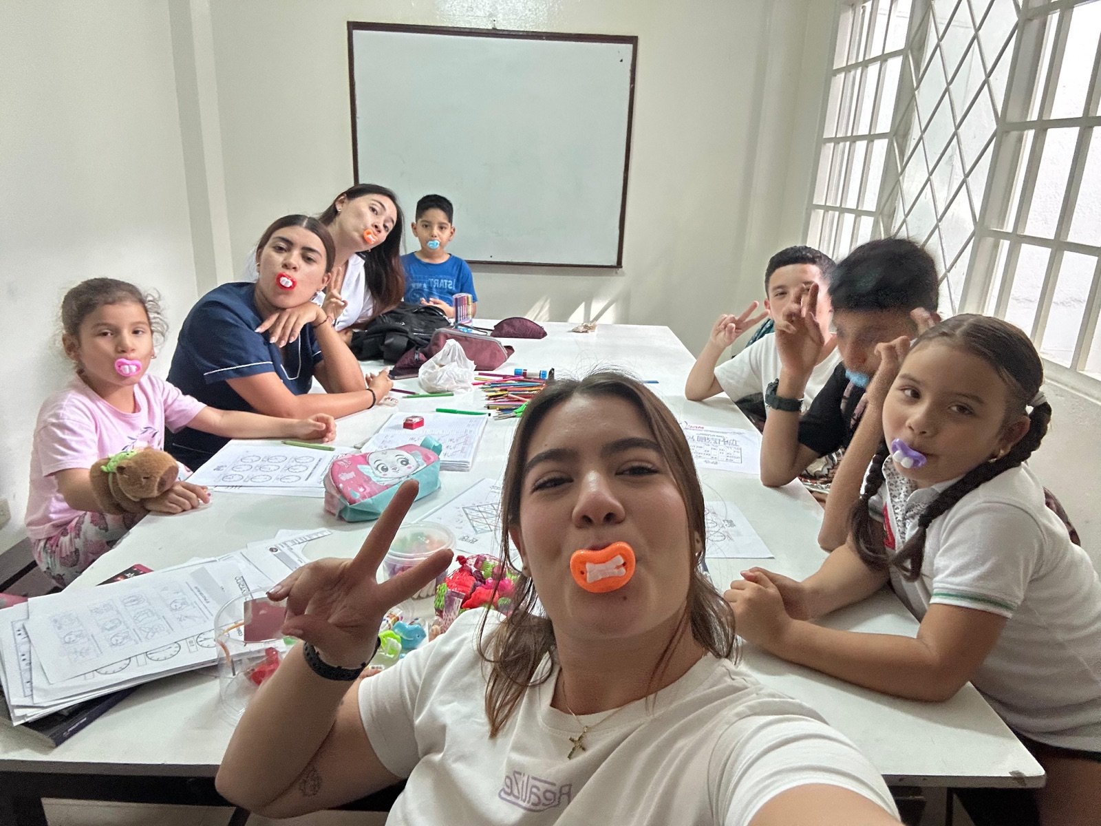 Niñas, niños y voluntarias de la Casa del Niño durante una actividad lúdica
